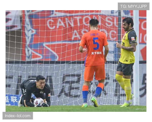 【2026年4月中超联赛射门效率数据观察·人物·特写更衣室特写：浙江队教练组通过平板电脑向球员回顾上半场错失的得分机会