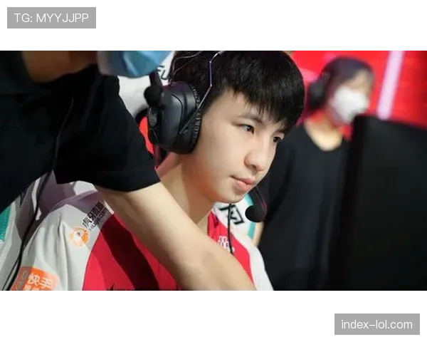 新生代国脚接受专访,谈及俱乐部战术要求其在攻防转换中承担更多持球推进责任 新生代国脚接受专访,谈及俱乐部战术要求其在攻防转换中承担更多持球推进责任